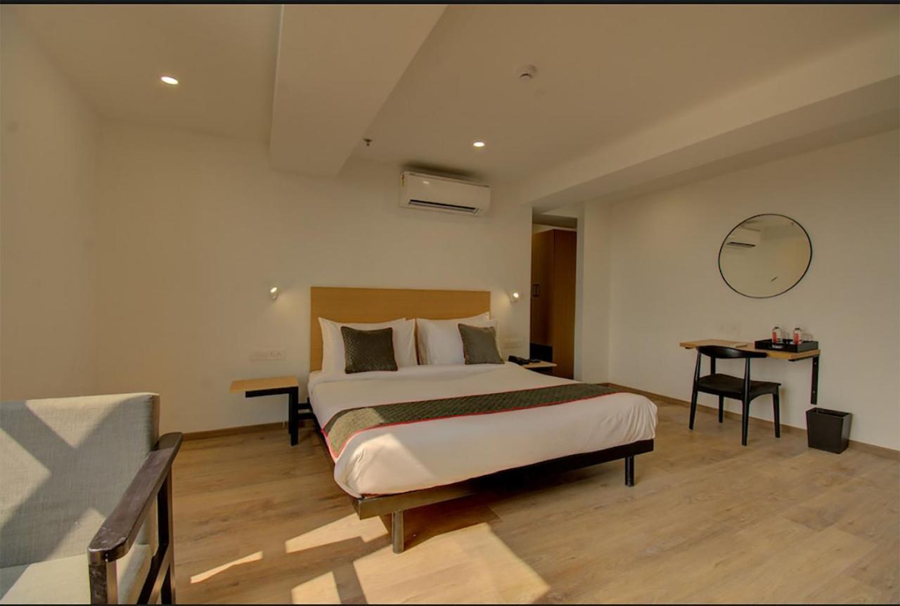 Shagun Hotel Vadodara Exterior foto