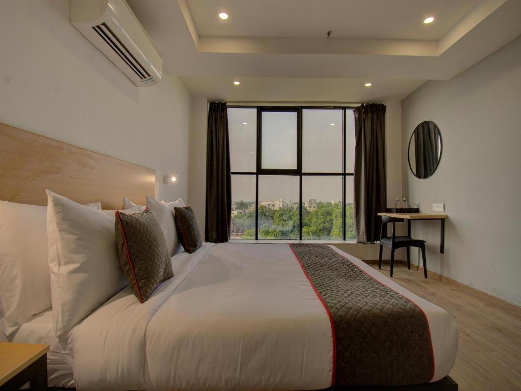 Shagun Hotel Vadodara Exterior foto